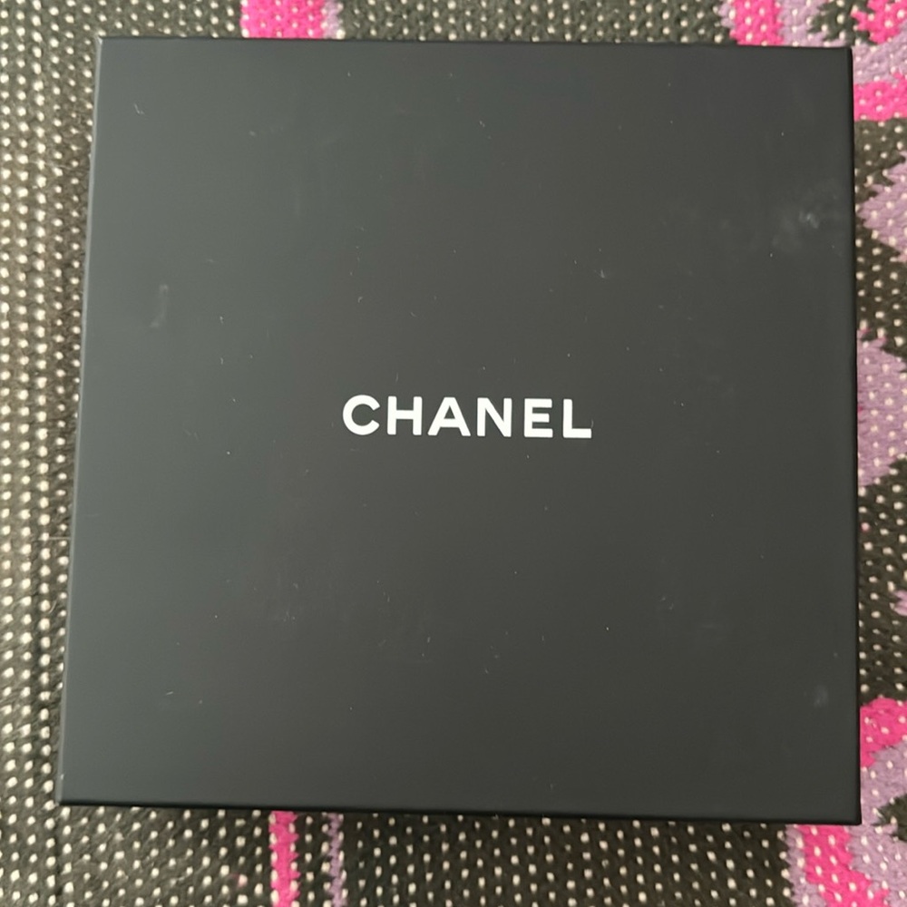 Chanel world pearl necklace